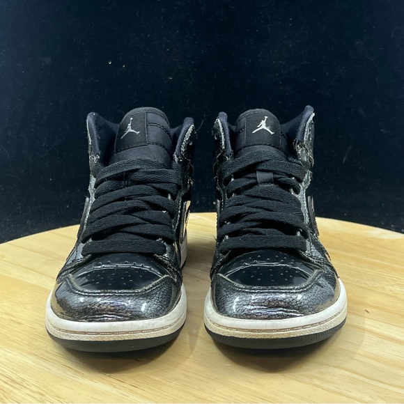 Nike Air Jordan Retro 1 High BP Youth Shoes Sz 12C Youth Glossy Black 705303-017 - Picture 5 of 10